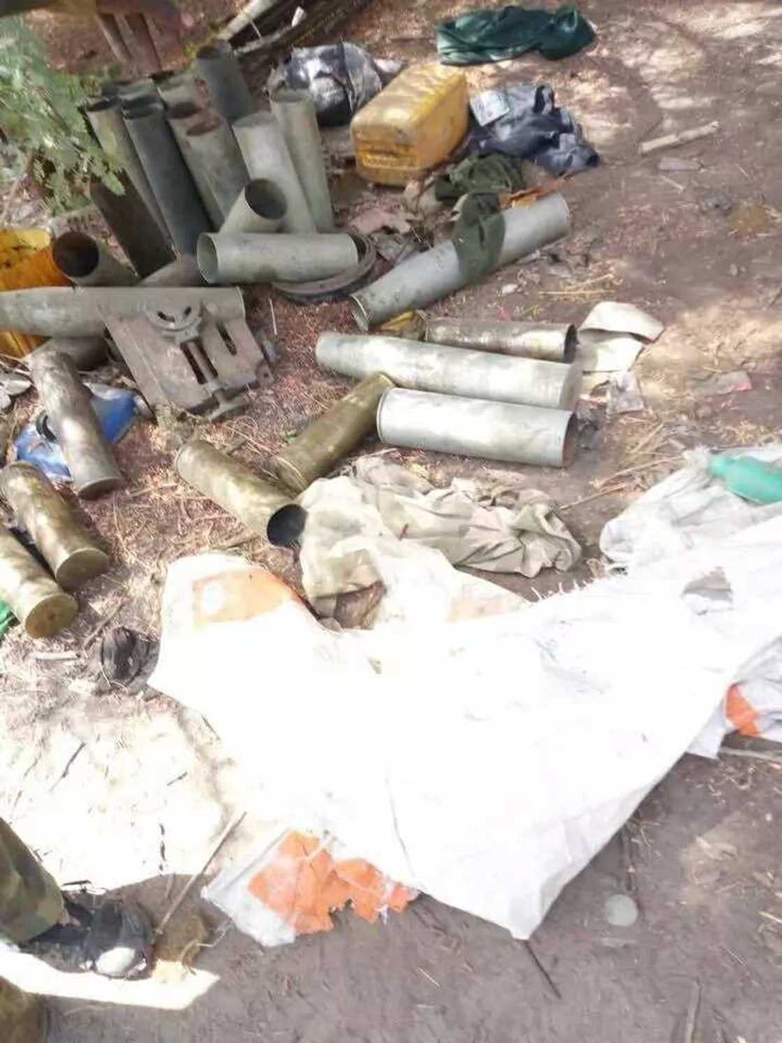 Dubi hotunan yadda Sojin Najeriya sukayi fata-fata da 'yan Boko Haram a Sambisa Dubi hotunan yadda Sojin Najeriya sukayi fata-fata da 'yan Boko Haram a Sambisa