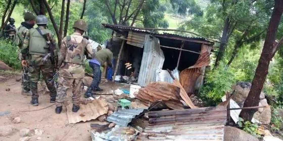 Hotunan artabun da Soji su kayi da Boko Haram yayin da suka ceto mutane 21 da aka sace Hotunan artabun da Soji su kayi da Boko Haram yayin da suka ceto mutane 21 da aka sace