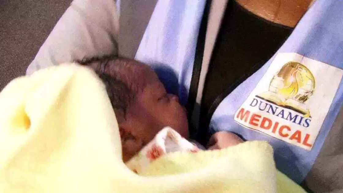 Wata mata ta haifi yarinya alokacin da ake gudanar da addu'a Wata mata ta haifi yarinya alokacin da ake gudanar da addu'a