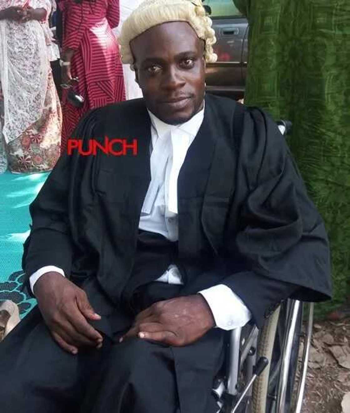 Tsohon mabaraci ya zama lauya Tsohon mabaraci ya zama lauya