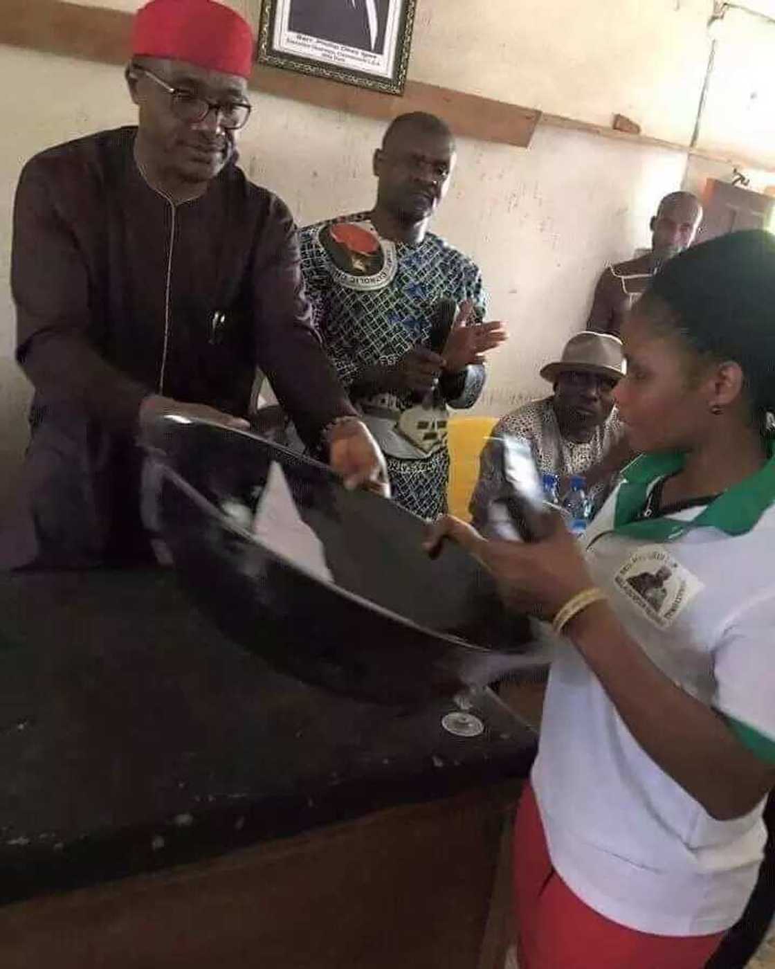 Banyi nadamar rabon kaskon suya ga jama'a ta ba - Sanatan Najeriya Banyi nadamar rabon kaskon suya ga jama'a ta ba - Sanatan Najeriya