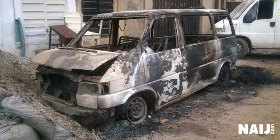 BREAKING: Houses burnt as Yoruba, Igbos clash in Mushin BREAKING: Houses burnt as Yoruba, Igbos clash in Mushin