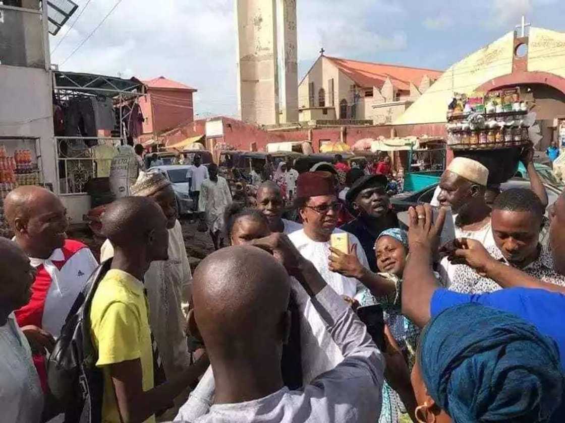 Hotuna: Shehu Sani ya amsa kalubalen da El-Rufai ya yi masa na shiga cikin kasuwa Hotuna: Shehu Sani ya amsa kalubalen da El-Rufai ya yi masa na shiga cikin kasuwa