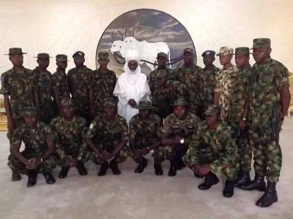 Alheri gadon barci: Sarkin Gombe ya samar ma matasa 28 aikin Soja da Ɗansanda (Hotuna) Alheri gadon barci: Sarkin Gombe ya samar ma matasa 28 aikin Soja da Ɗansanda (Hotuna)