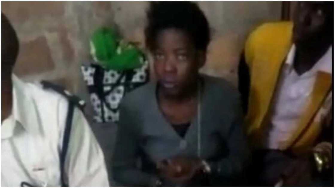 Al’ajabi: Wata yarinya ta dawo gida bayan shekara biyu da mutwa, an samu itace bayan tone kabarin ta Al’ajabi: Wata yarinya ta dawo gida bayan shekara biyu da mutwa, an samu itace bayan tone kabarin ta