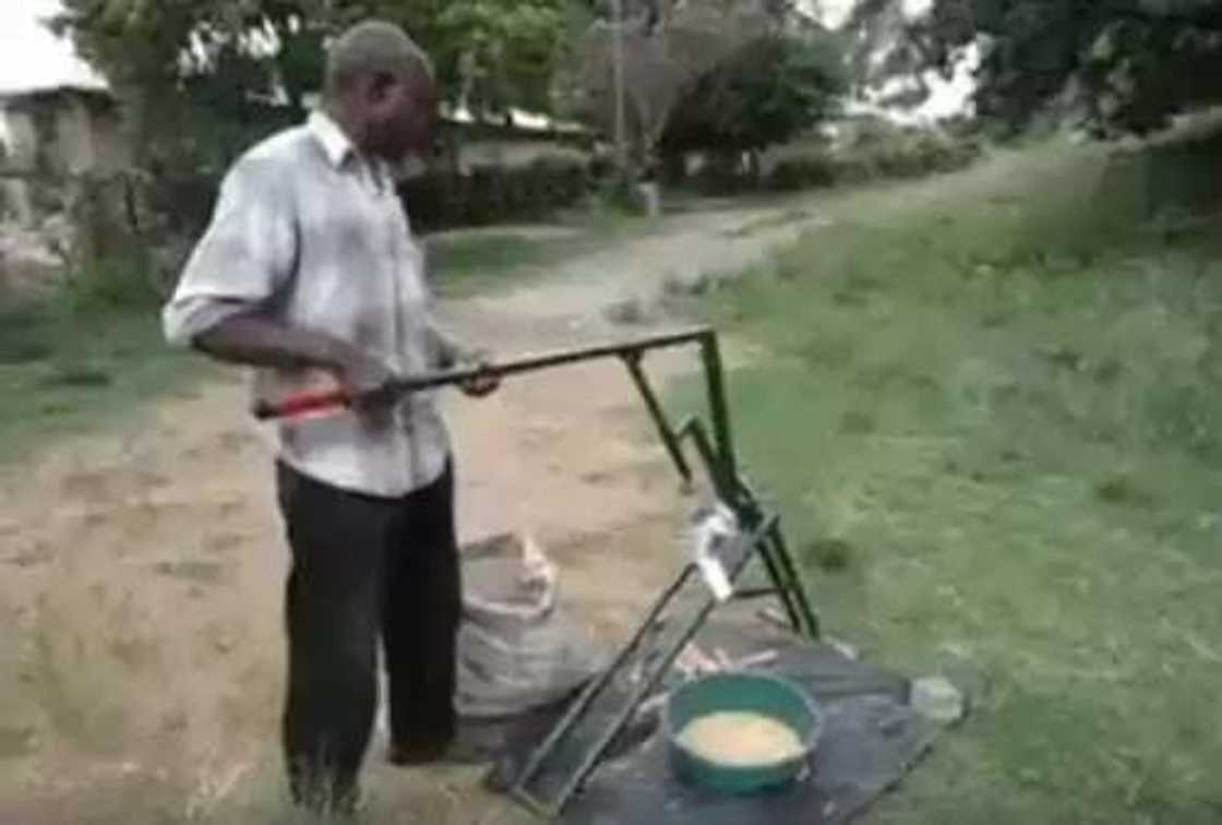 Kalli abun mamaki wani manomi ya kera inji bambaran masara Kalli abun mamaki wani manomi ya kera inji bambaran masara