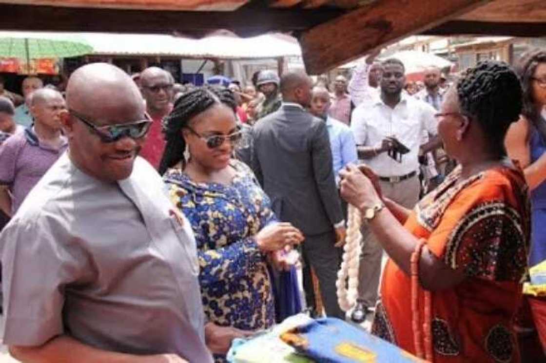 Governor Wike, wife spotted shopping at a local market in Port Harcourt (photos) Governor Wike, wife spotted shopping at a local market in Port Harcourt (photos)