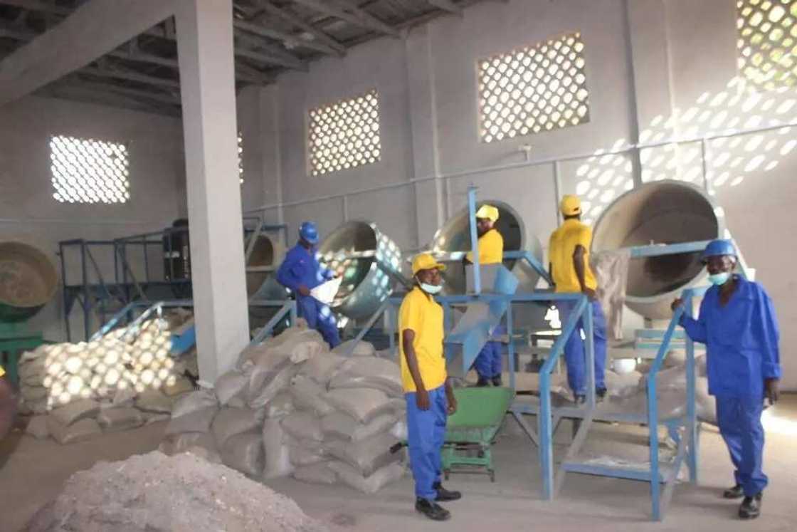 Gwamna Tambuwal ya kaddamar da fara da sayar da takin da aka sarrafa a jihar Sokoto Gwamna Tambuwal ya kaddamar da fara da sayar da takin da aka sarrafa a jihar Sokoto