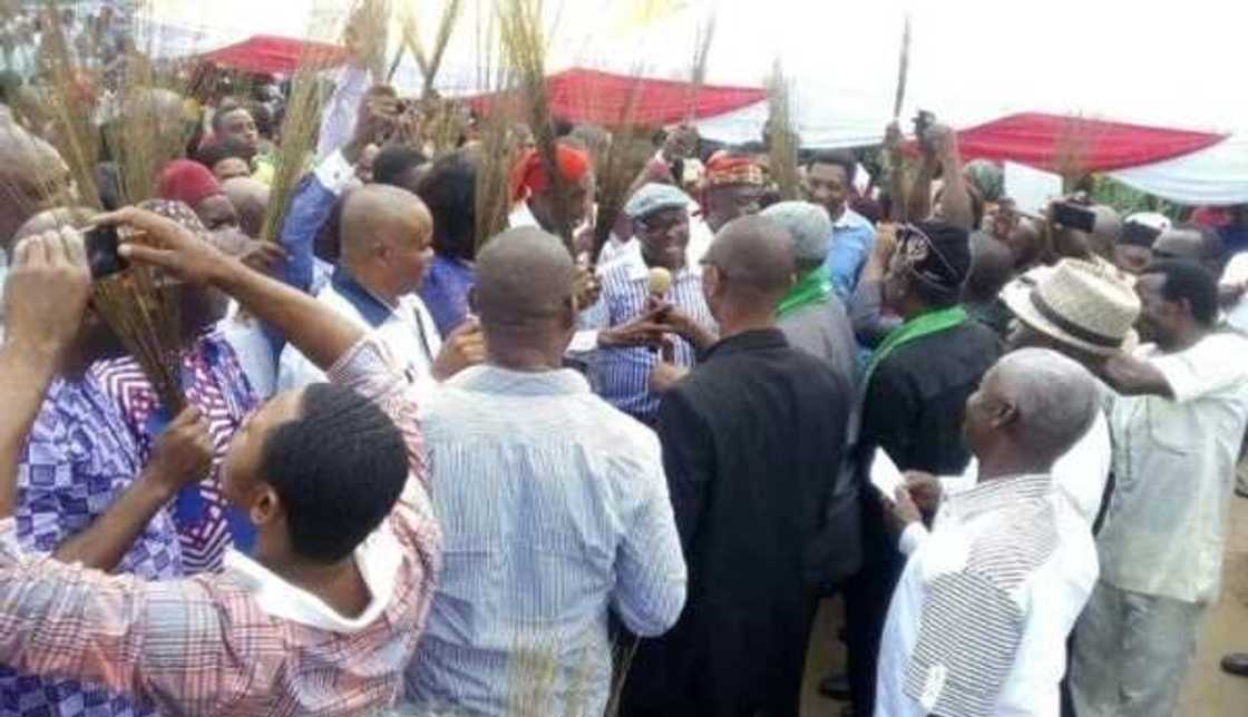 Akwa Ibom commissioner allegedly kneels to beg 5000 PDP defectors Akwa Ibom commissioner allegedly kneels to beg 5000 PDP defectors