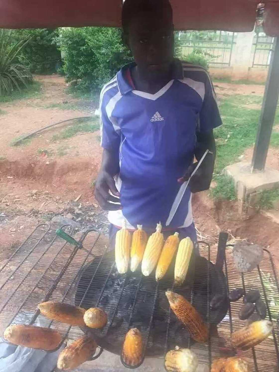 Kalli dan Najeriya mai sana’ar gasa masara (hotuna) Kalli dan Najeriya mai sana’ar gasa masara (hotuna)