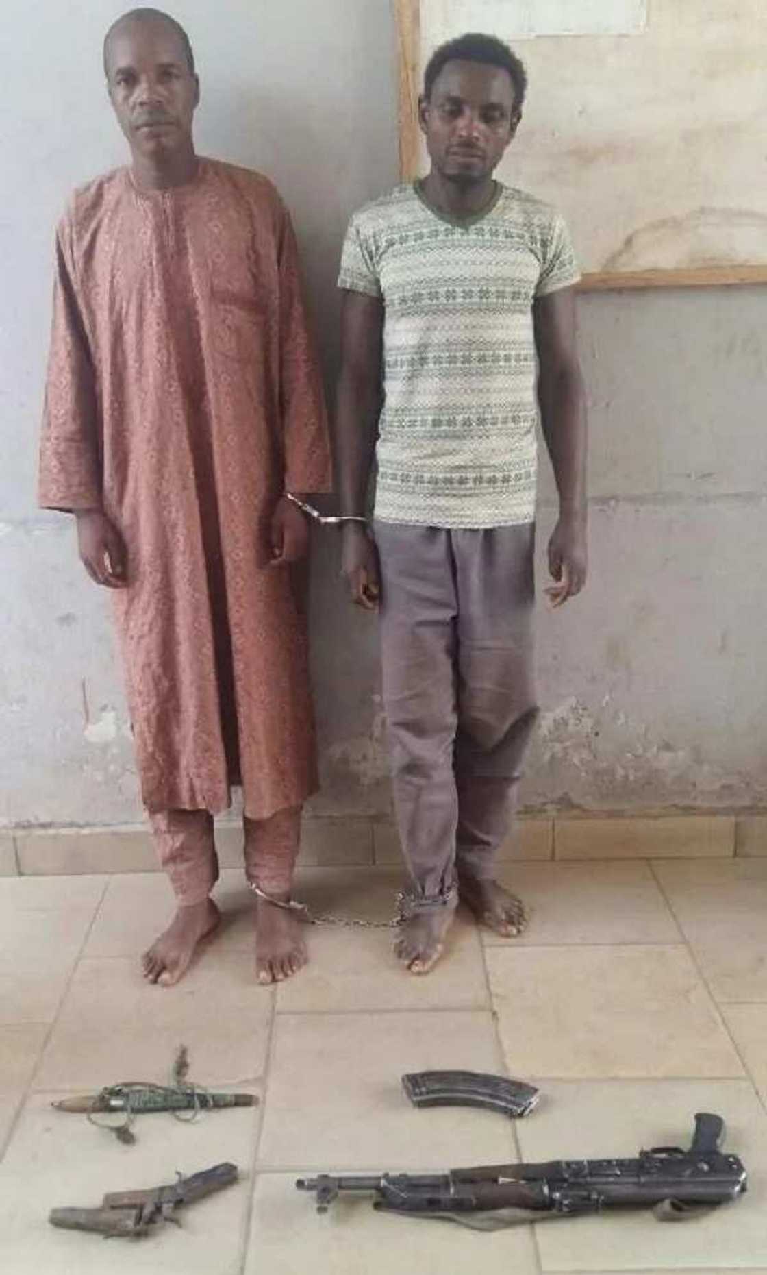 Yan sanda sun damke masu garkuwa da mutane 3 (Hotuna) Yan sanda sun damke masu garkuwa da mutane 3 (Hotuna)