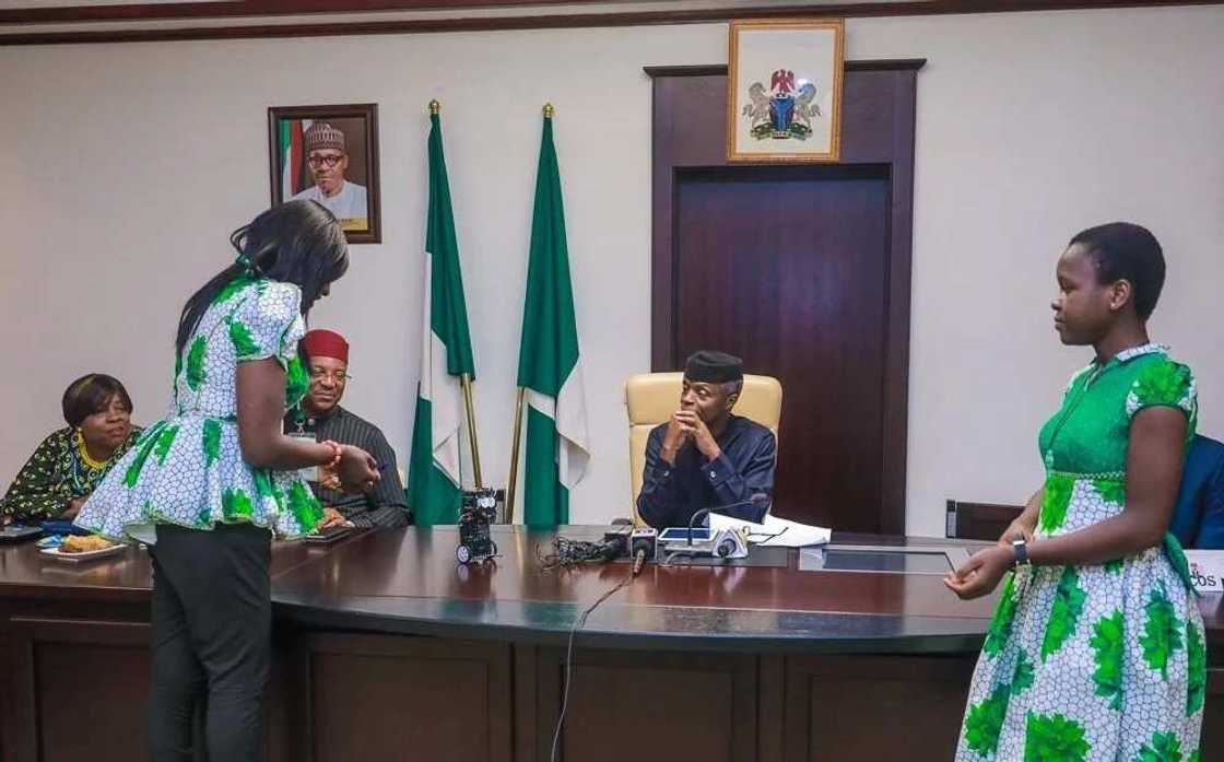 Osinbajo ya karbi bakuncin 'yan matan Najeriya da suka yi bajinta a Amurka Osinbajo ya karbi bakuncin 'yan matan Najeriya da suka yi bajinta a Amurka