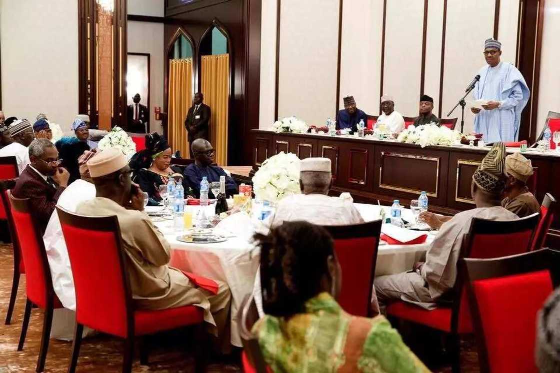 President Buhari hosts APC southwest leaders to dinner (photos) President Buhari hosts APC southwest leaders to dinner (photos)