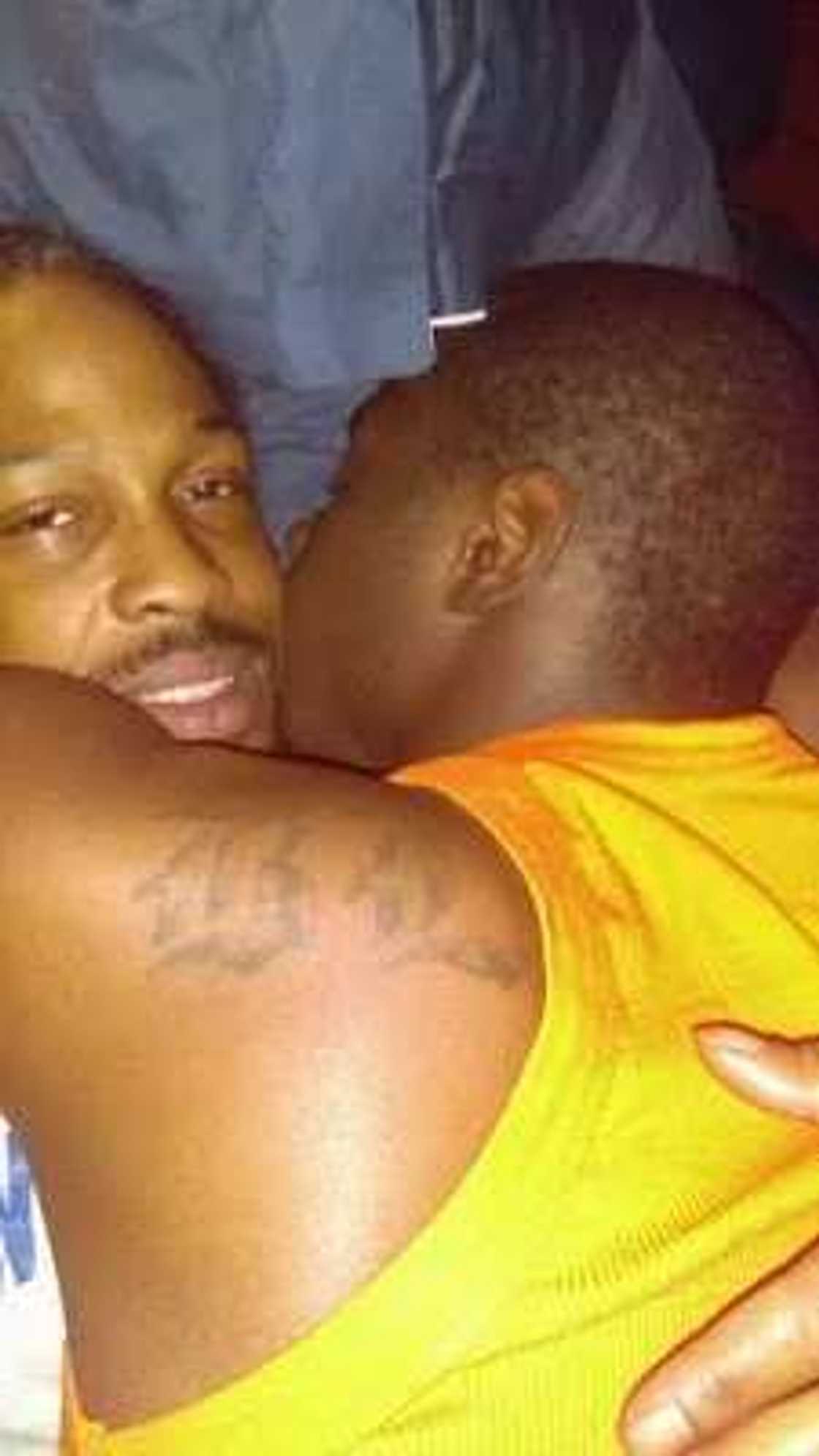 Kalli hotunan wani yan luwadi da aka yada a Facebook Kalli hotunan wani yan luwadi da aka yada a Facebook