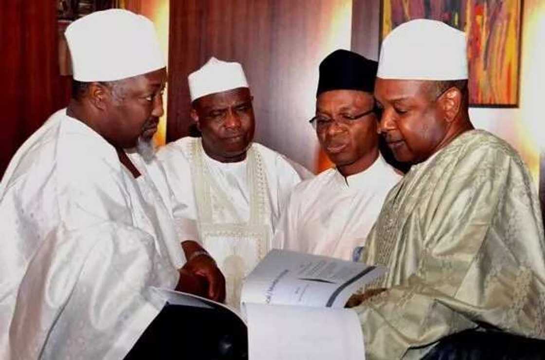 A kara farashin litan mai zuwa N320 nan da Febrairu A kara farashin litan mai zuwa N320 nan da Febrairu