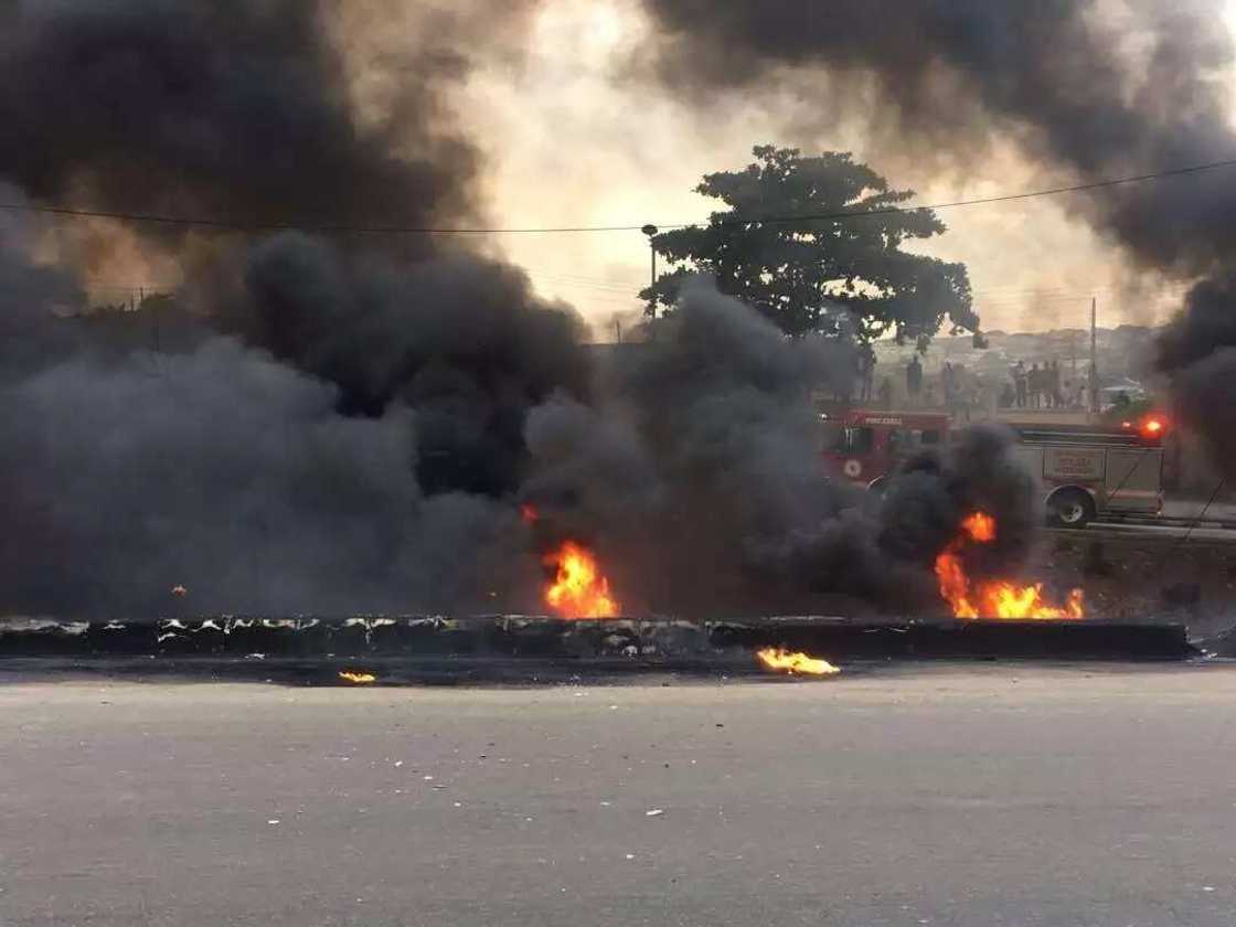 Breaking: Tanker goes up in flame on Lagos-Ibadan expressway (pictures, video) Breaking: Tanker goes up in flame on Lagos-Ibadan expressway (pictures, video)