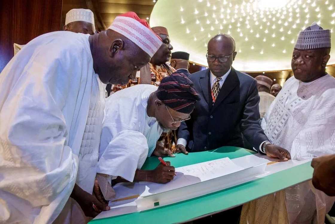 President Buhari meet governors at NEC session President Buhari meet governors at NEC session