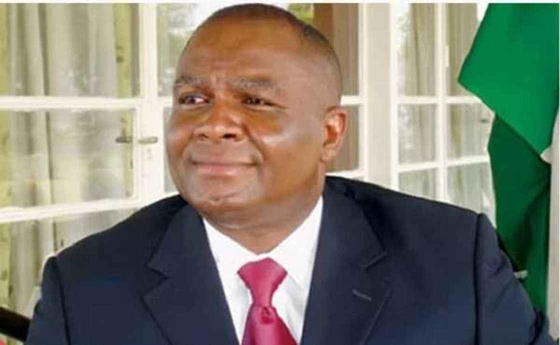 Kotu ta jaddada umurnin kama Tsohon Gwamnan Jihar Enugu game da cuwacuwan N5.3bn Kotu ta jaddada umurnin kama Tsohon Gwamnan Jihar Enugu game da cuwacuwan N5.3bn