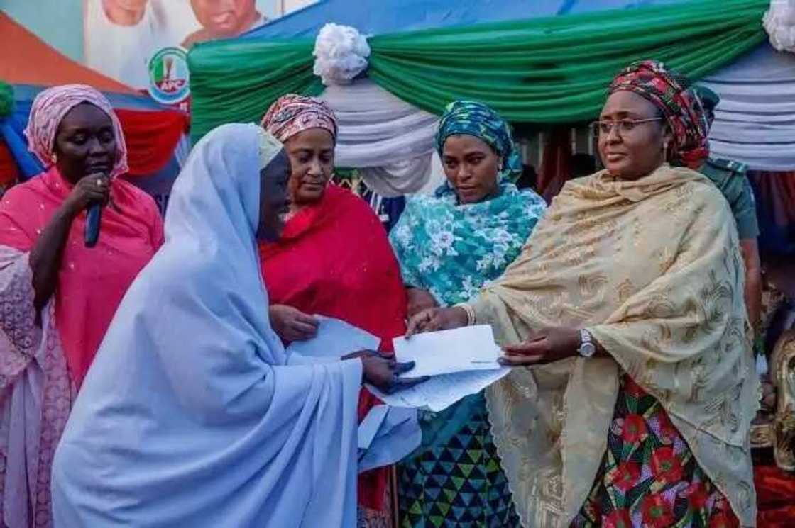 Cikin Hotuna: Aisha Buhari ta ƙaddamar da Cibiyar tallafawa Mata a Garin Daura Cikin Hotuna: Aisha Buhari ta ƙaddamar da Cibiyar tallafawa Mata a Garin Daura