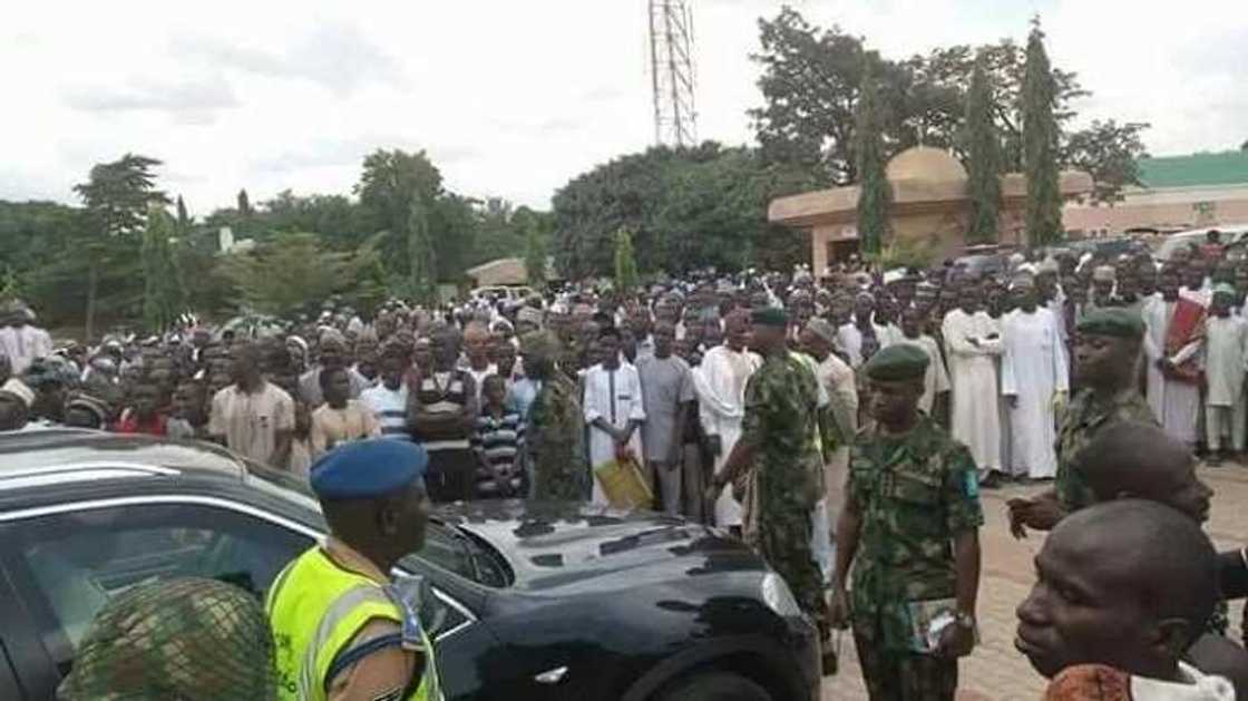 Labarai cikin Hotuna: Jama'a sunyi jinjina ga Buratai a masallacin Sarkin musulmi Bello da ke Kaduna