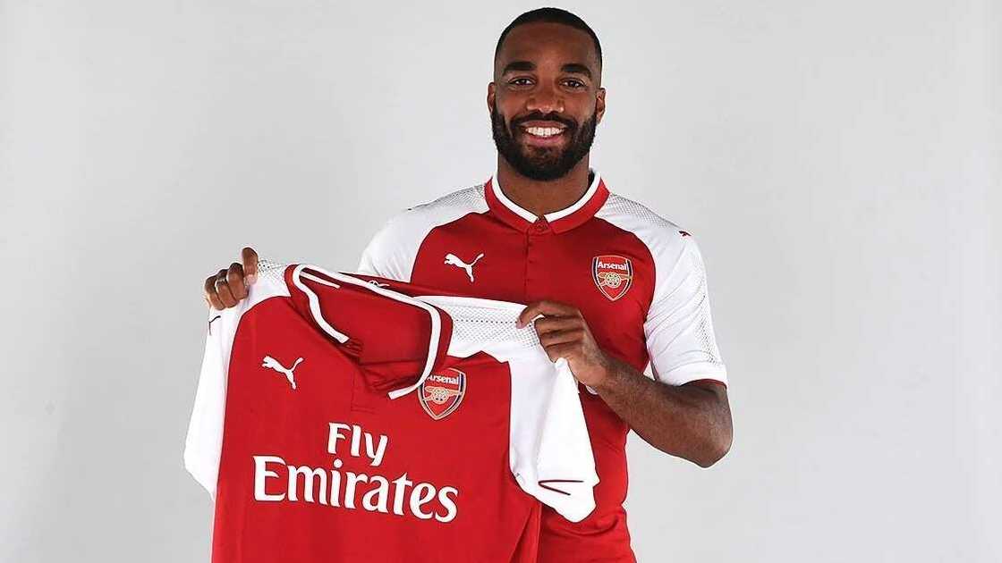 Breaking: Lacazette finally signs for Arsenal (photos) Breaking: Lacazette finally signs for Arsenal (photos)