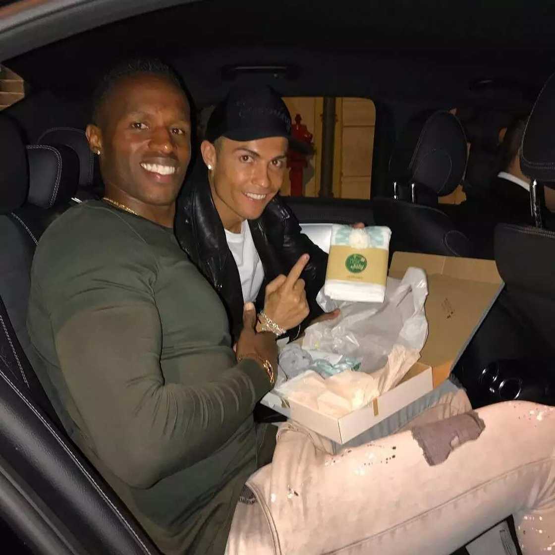 Duniya ta samu: Dubi hotunan Cristiano Ronaldo cikin katafaren jirgin sa na sama Duniya ta samu: Dubi hotunan Cristiano Ronaldo cikin katafaren jirgin sa na sama