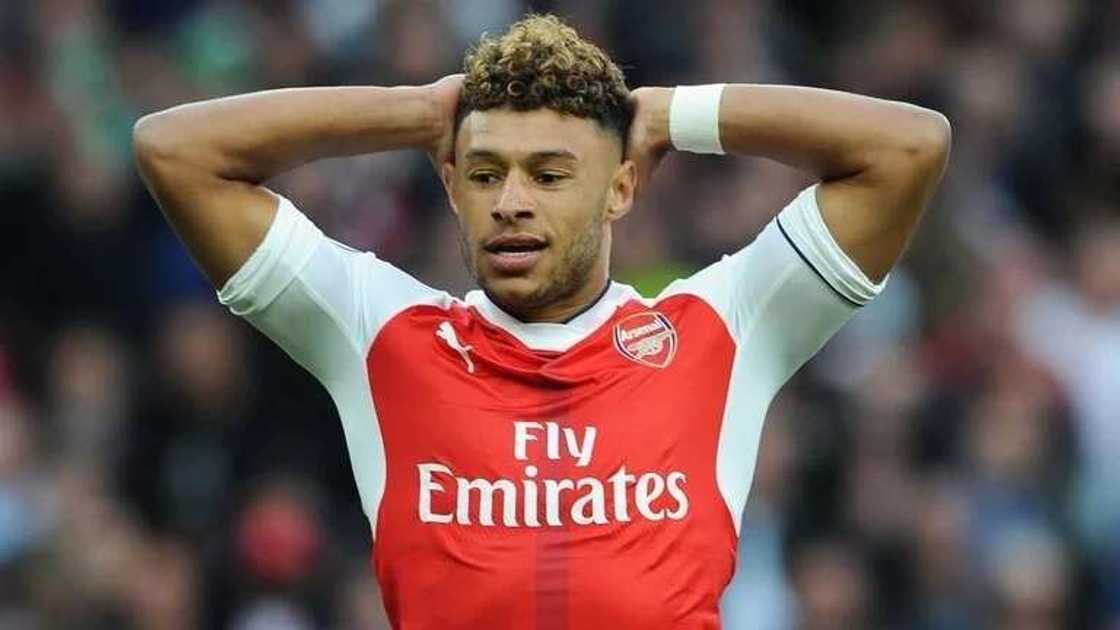 Arsenal star Alex Oxlade-Chamberlain turns down move to Chelsea Arsenal star Alex Oxlade-Chamberlain turns down move to Chelsea