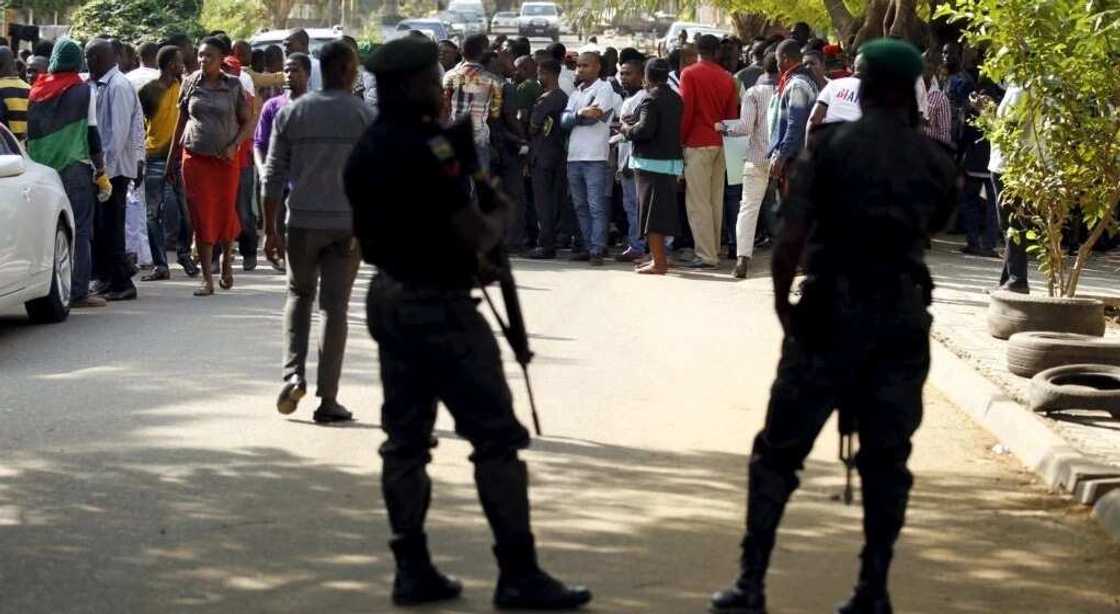 Wani mutum ya kashe matarsa da ‘ya’yansa 2 a Edo kan zargin kafirci Wani mutum ya kashe matarsa da ‘ya’yansa 2 a Edo kan zargin kafirci