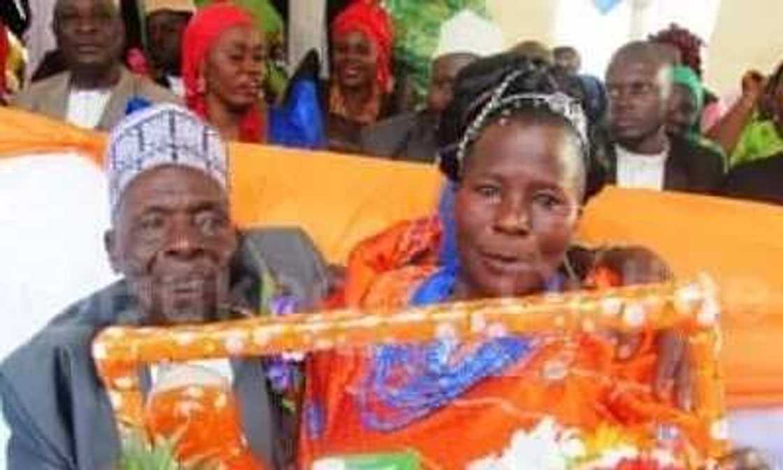 30-year-old woman marries 100-year-old man 30-year-old woman marries 100-year-old man