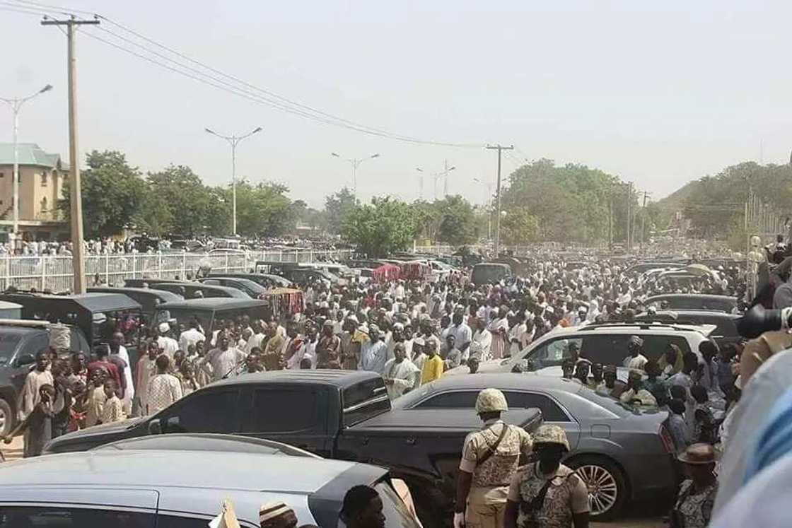 Hawaye sun kwaranya yayinda aka binne Marigayi Isyaka Rabiu a Kano (hotuna)