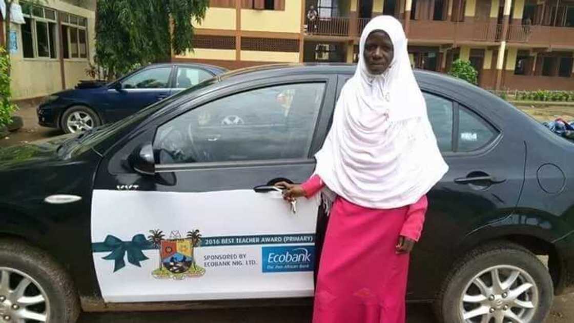 Meet overall best teacher in Lagos state, Hajia Kafayat who was given a brand new car (photo) Meet overall best teacher in Lagos state, Hajia Kafayat who was given a brand new car (photo)