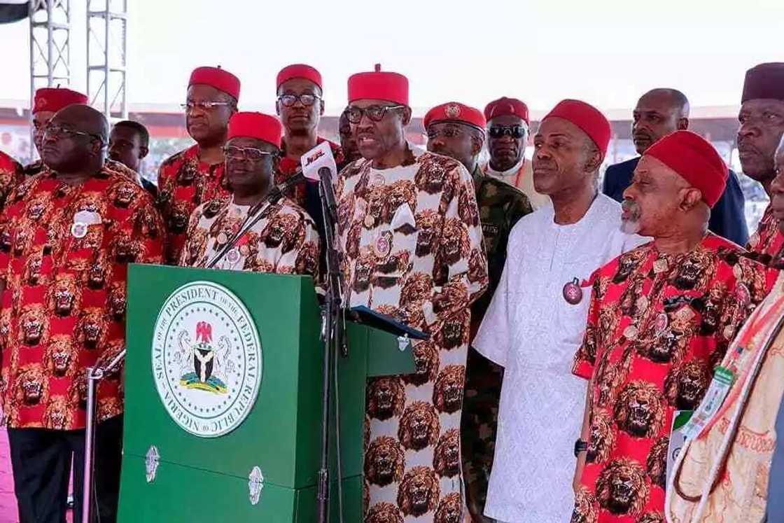 Nagari Nakowa: Kalli kyawawan hotunan Buhari sanye da kayan kabilar Ibo Nagari Nakowa: Kalli kyawawan hotunan Buhari sanye da kayan kabilar Ibo