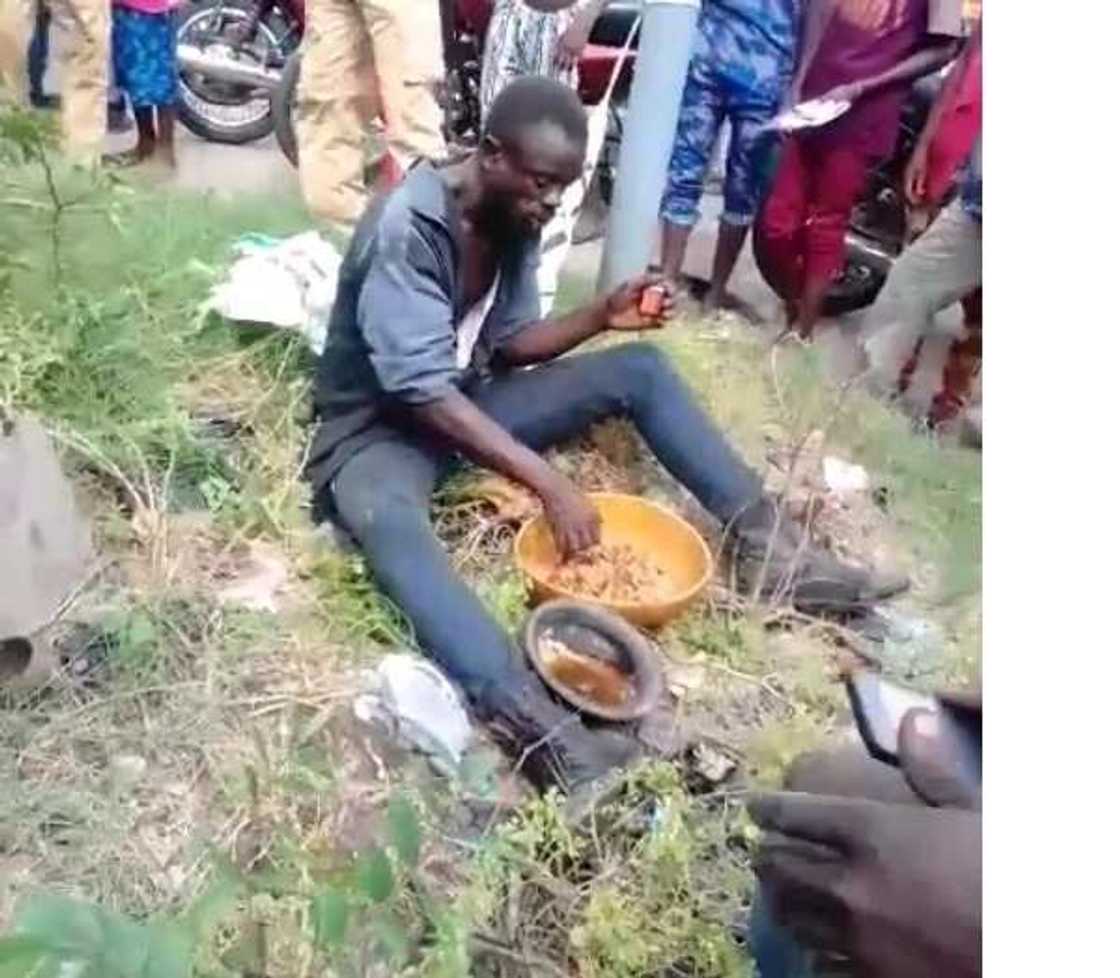 Man pretending to be mad allegedly tries hypnotizing school pupils (photo, video) Man pretending to be mad allegedly tries hypnotizing school pupils (photo, video)