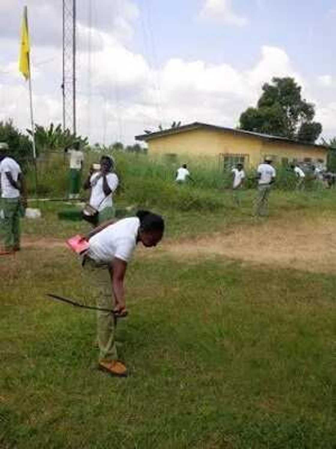 Corps Members Forced To Weed Before Clearance (Photos) Corps Members Forced To Weed Before Clearance (Photos)