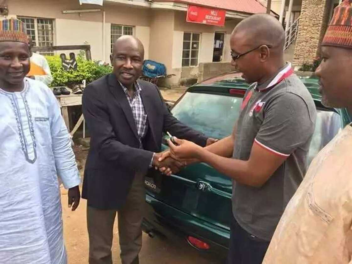 Gobarar Titi a Jos: Ɗan jaridar da aka rotsa ma kai a Kaduna ya samu gwaggwaɓar kyauta daga Shehu Sani Gobarar Titi a Jos: Ɗan jaridar da aka rotsa ma kai a Kaduna ya samu gwaggwaɓar kyauta daga Shehu Sani