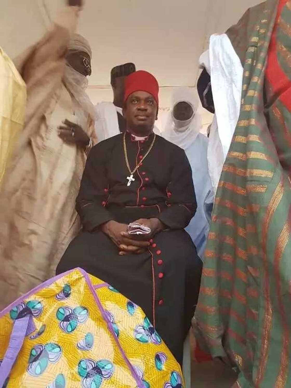Hujjoji: Addinin musulunci ya yiwa Kiristanci fintinkau, a cewar Bishop Sam Zuga Hujjoji: Addinin musulunci ya yiwa Kiristanci fintinkau, a cewar Bishop Sam Zuga