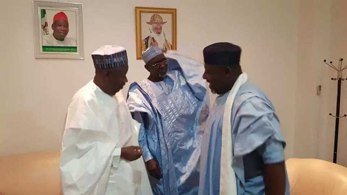 Takanas-ta-kano: Gwamnan APC ya yi tattaki har Kano don yiwa shekarau murna Takanas-ta-kano: Gwamnan APC ya yi tattaki har Kano don yiwa shekarau murna