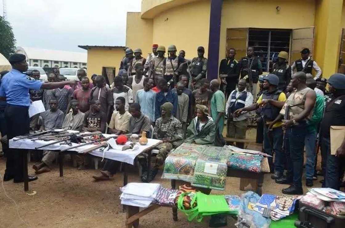 Rundunar Ýansandan Najeriya ta daka wawa akan wasu masu garkuwa da mutane (Hotuna) Rundunar Ýansandan Najeriya ta daka wawa akan wasu masu garkuwa da mutane (Hotuna)