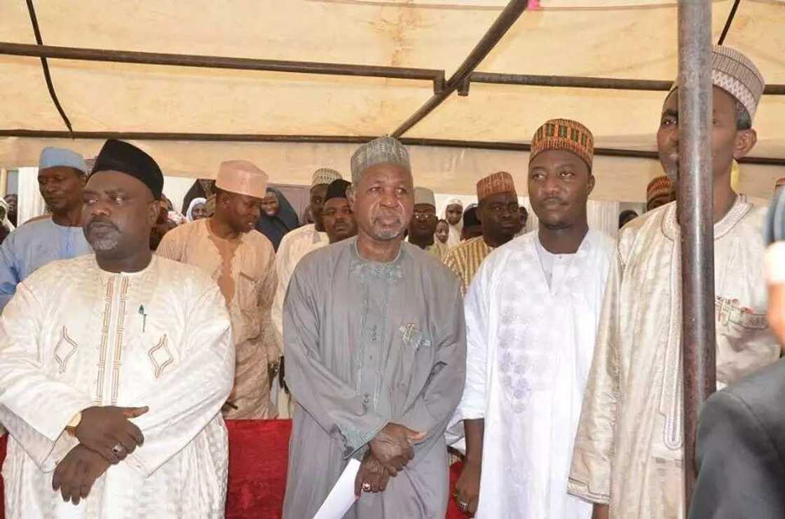 Dan majalisar wakilai Honarabul Sani Danlami ya tallafa wa mutane 700 daga mazabarsa Katsina ta tsakiya (Hotuna) Dan majalisar wakilai Honarabul Sani Danlami ya tallafa wa mutane 700 daga mazabarsa Katsina ta tsakiya (Hotuna)