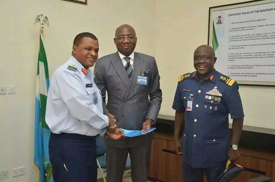 Rundunar sojin sama ta kulla wata yarjejeniya da kamfanin kera kayayyaki na Najeriya (hotuna) Rundunar sojin sama ta kulla wata yarjejeniya da kamfanin kera kayayyaki na Najeriya (hotuna)