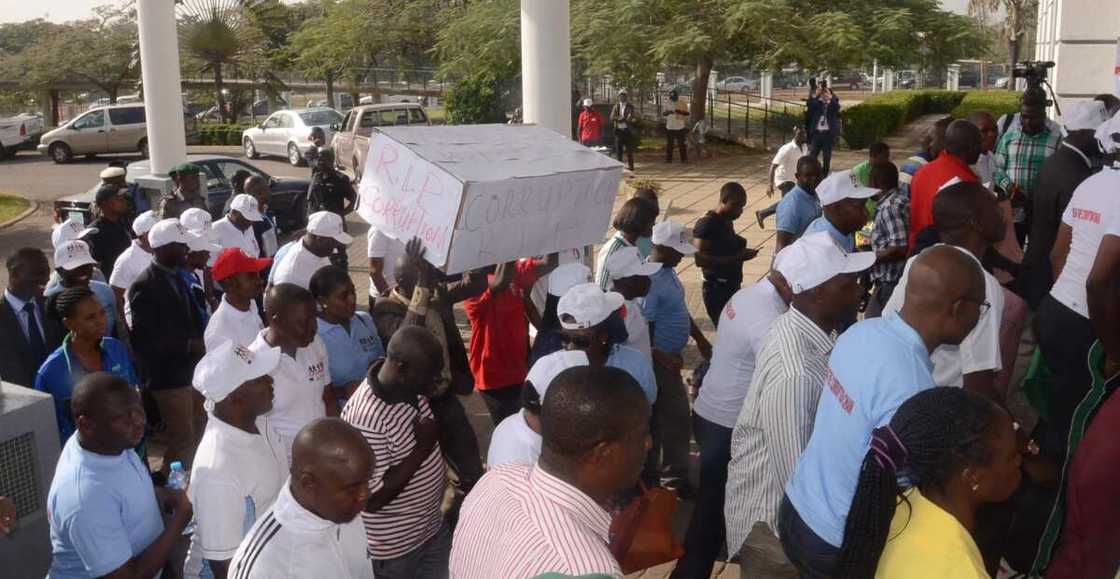 (PHOTOS): Angry Youths Make Coffin For Corruption In Nigeria (PHOTOS): Angry Youths Make Coffin For Corruption In Nigeria