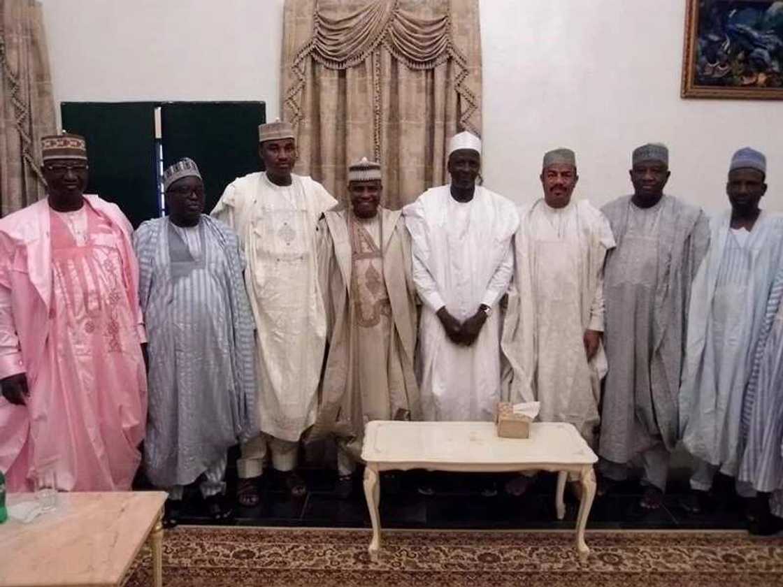 Hotuna: Gwamna Tambuwal ya ziyarci Shagari da tsofafin gwamnonin jihar sokoto Hotuna: Gwamna Tambuwal ya ziyarci Shagari da tsofafin gwamnonin jihar sokoto