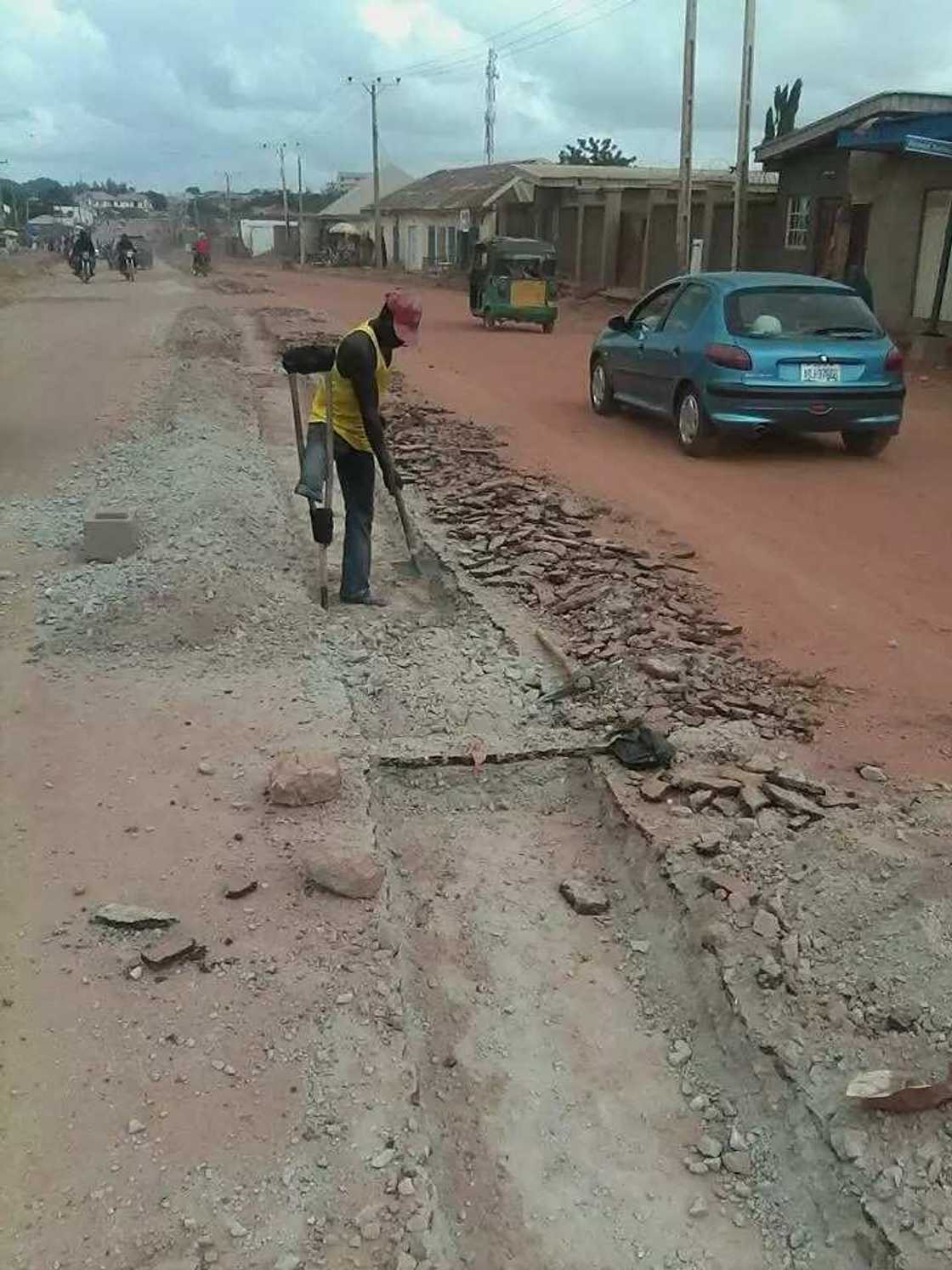 Disabled man spotted working as a labourer (photos) Disabled man spotted working as a labourer (photos)