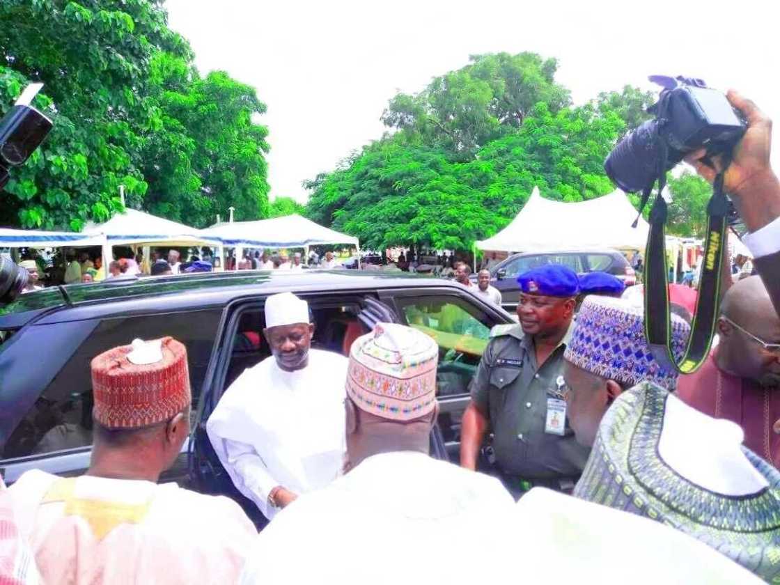 Gwamna dan-Kwambo ya halarci auren Kyari, yayi kira da a rungumi zama lafiya Gwamna dan-Kwambo ya halarci auren Kyari, yayi kira da a rungumi zama lafiya