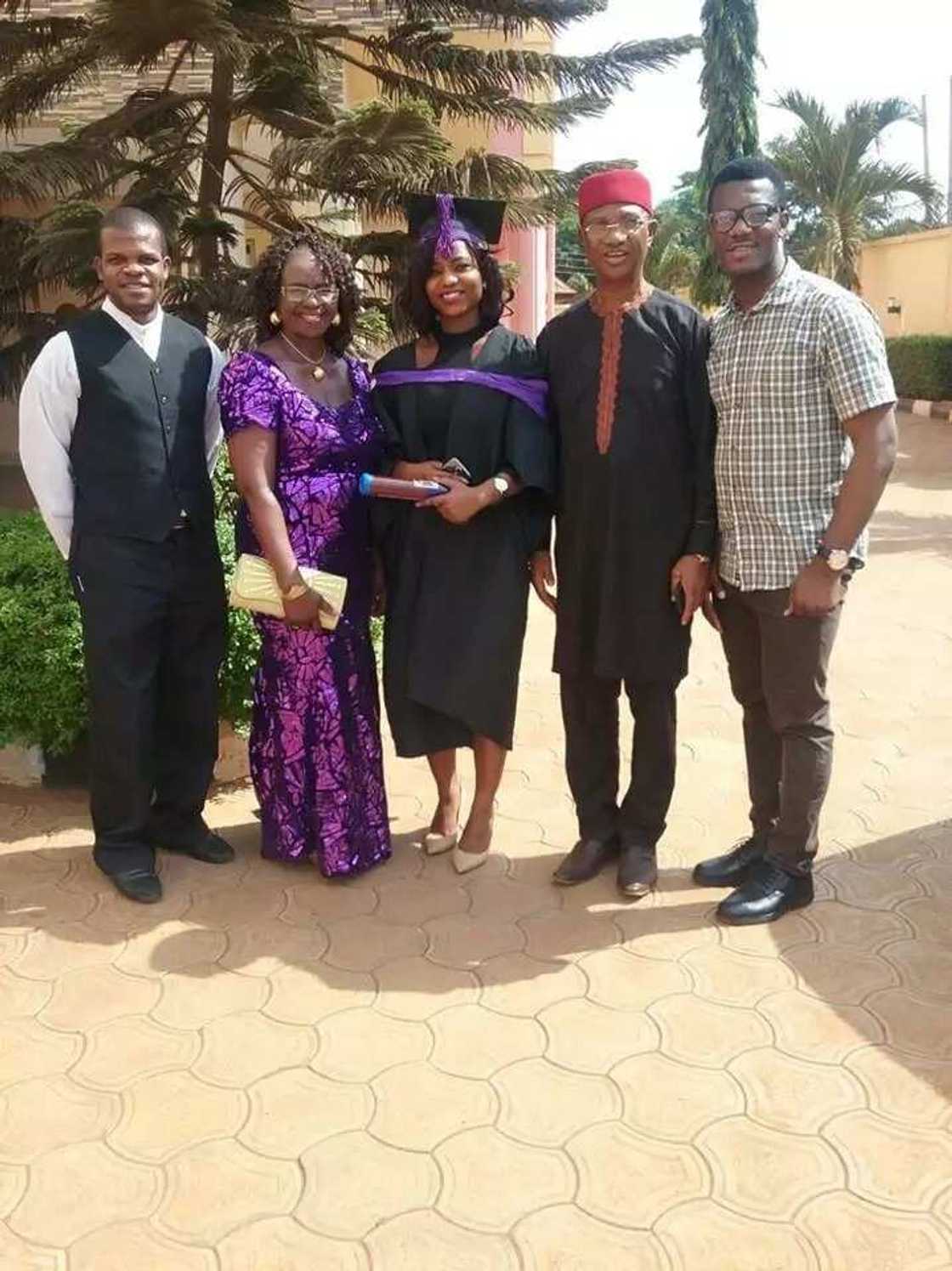 Beautiful lady graduates with a first class in Engineering from UNIZIK Beautiful lady graduates with a first class in Engineering from UNIZIK