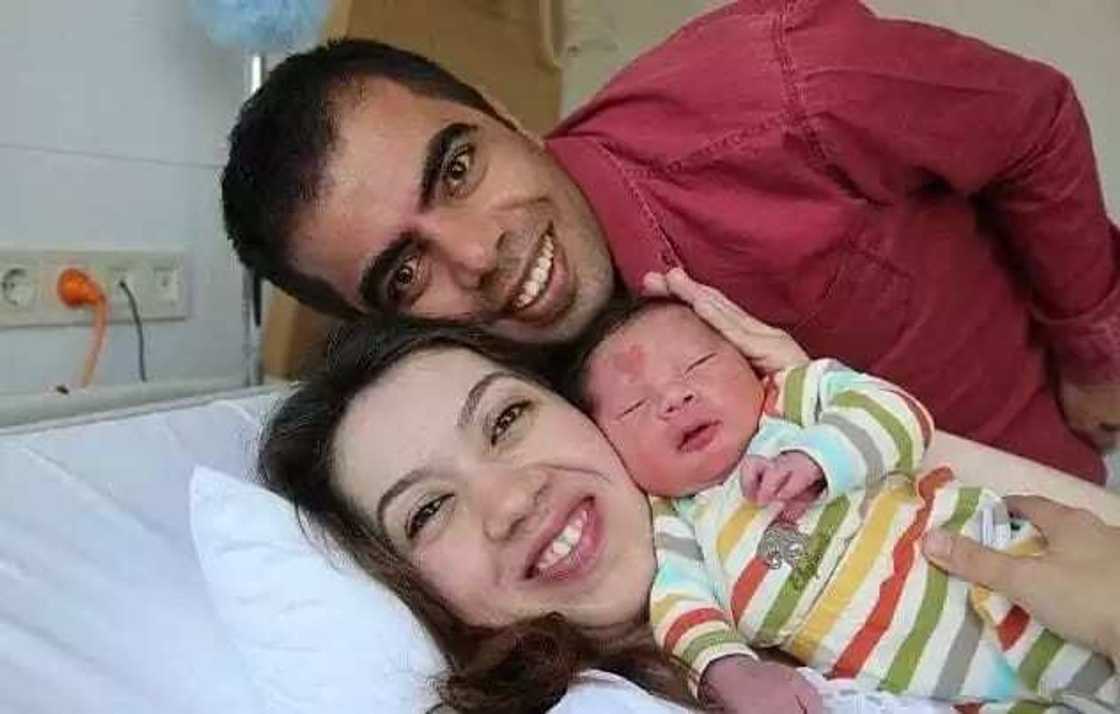 Wani jariri sabon haihuwa yazo da wani abin mamaki a goshinsa Wani jariri sabon haihuwa yazo da wani abin mamaki a goshinsa