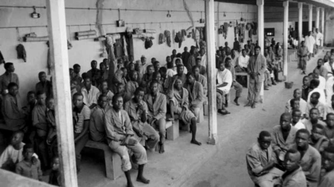 Biafran prisoners and civilians wait at the federal camp of Nakurdi on November 01, 1967 in Enugu