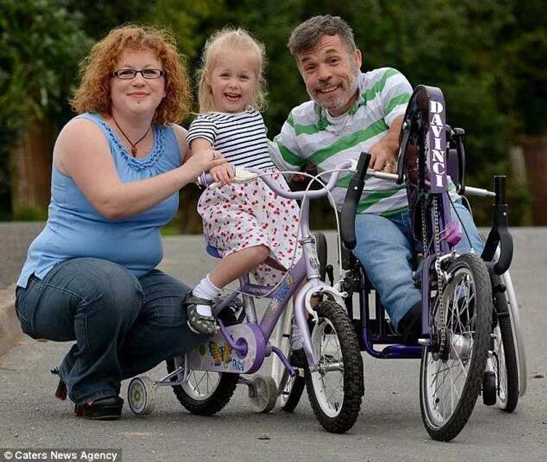 Dwarf Father Shares Special Bond With His 4-Yr-Old Daughter Dwarf Father Shares Special Bond With His 4-Yr-Old Daughter