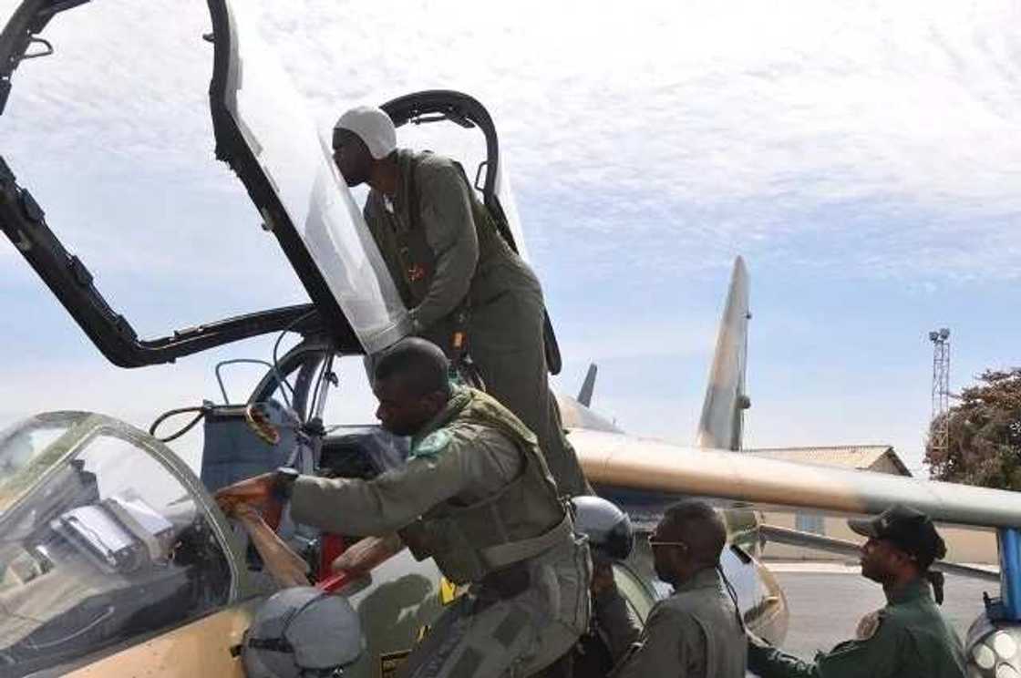 Bidiyon yadda wani jirgin yakin soji ya tarwatsa wani sansanin mayakan kungiyar Boko Haram Bidiyon yadda wani jirgin yakin soji ya tarwatsa wani sansanin mayakan kungiyar Boko Haram