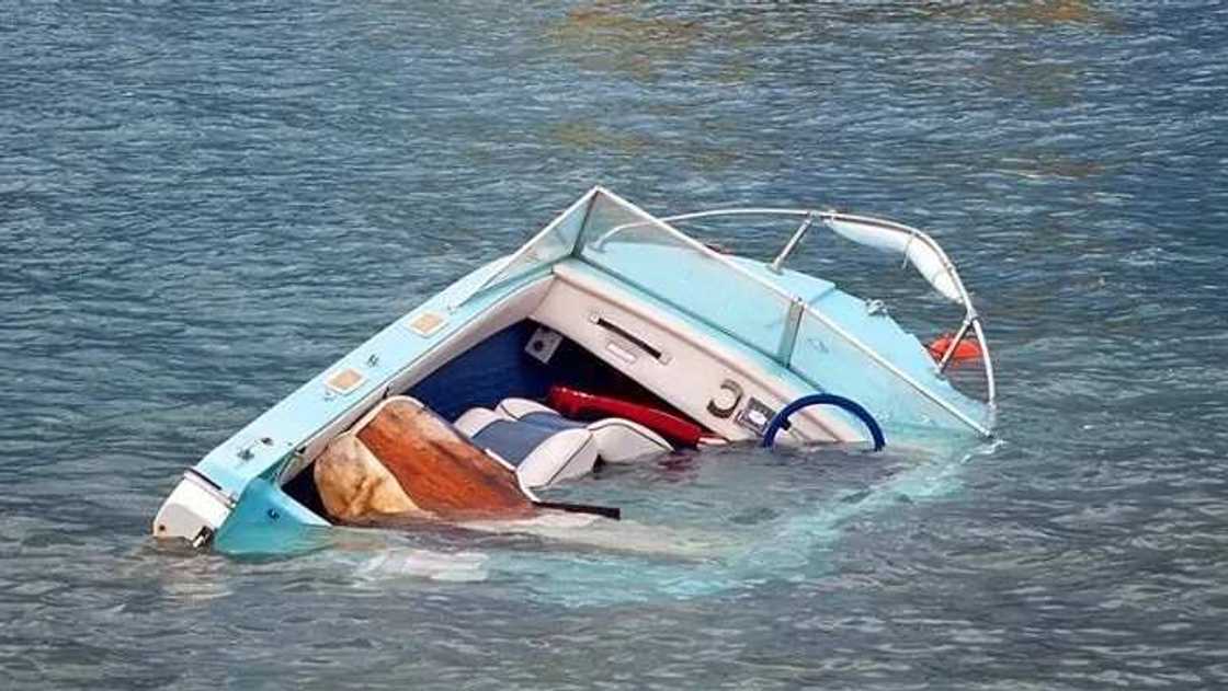Hatsari ba sai a Mota ba: Mutane 5 sun gamu da ajalinsu yayin da Kwalekwale ta kifa dasu Hatsari ba sai a Mota ba: Mutane 5 sun gamu da ajalinsu yayin da Kwalekwale ta kifa dasu